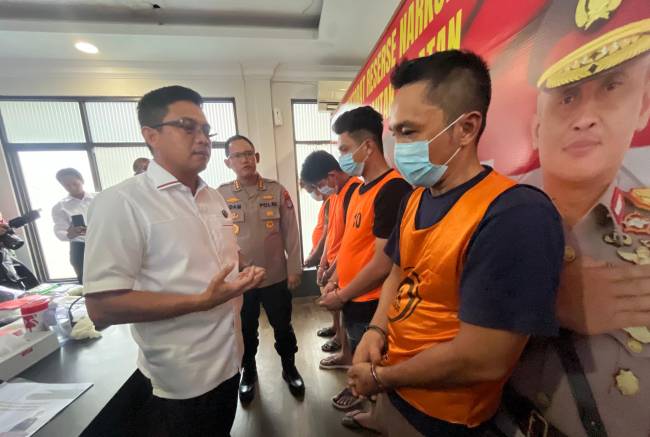 Direktur Reserse narkoba Polda Kalsel, Kombes Pol Kelana Jaya,,di hdapan para tersangka, Senin (28/4/2025) (SuarIndonesia/ZI).