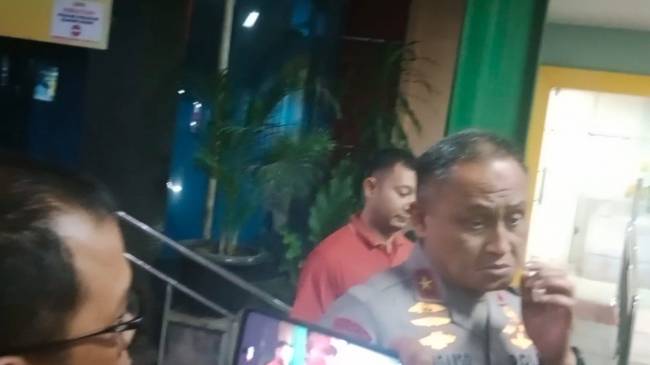 Wakapolda Kalsel, Brigjen Pol. Golkar Pangarso  Rahardjo Winarsadi Selasa (29/4/2025) malam,  ketika berada di Rumah Sakit (RS) Bhayangkara TK III Banjarmasin, cek  kondisi si oknum. (SuarIndonesia/DO)