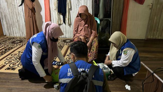 Teks foto :  Program Home Care Pemkab Balangan. Foto : Mc.Balangan