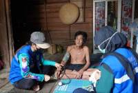 Pemeriksaan kesehatan pasien melalui program Home Care oleh UPTD Pusksmas Uren. Foto: Mc.Balangan