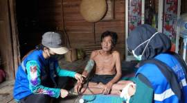 Pemeriksaan kesehatan pasien melalui program Home Care oleh UPTD Pusksmas Uren. Foto: Mc.Balangan