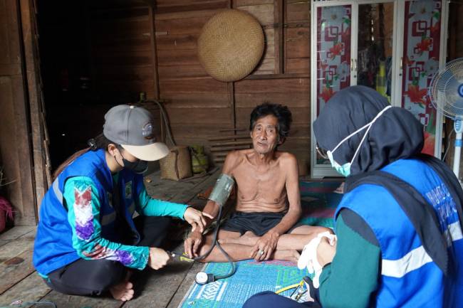 Pemeriksaan kesehatan pasien melalui program Home Care oleh UPTD Pusksmas Uren. Foto: Mc.Balangan