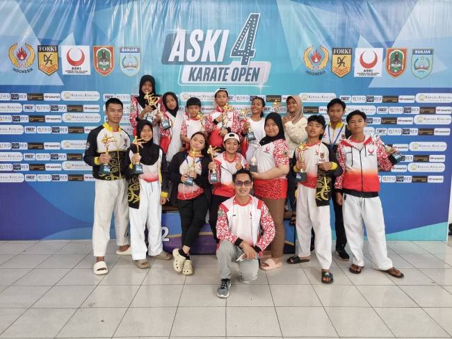 Atlet ASKI Balangan sukses membawa pulang satu medali emas, tiga perak, dan tiga perunggu di kategori open turnamen serta meraih 24 trofi di kategori festival. - Foto: Mc.Balangan