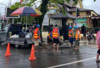 Sejumlah pekerja PT AMSB saat akan memperbaiki pipa yang bocor. - Foto: Mc.Balangan