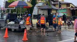 Sejumlah pekerja PT AMSB saat akan memperbaiki pipa yang bocor. - Foto: Mc.Balangan