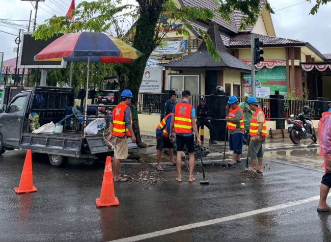 Sejumlah pekerja PT AMSB saat akan memperbaiki pipa yang bocor. - Foto: Mc.Balangan