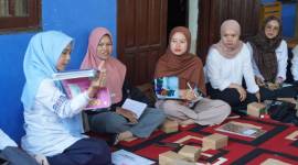 Kegiatan supervisi layanan program KIA-Gizi dalam pengelolaan Posyandu di Desa Pulantan, Kecamatan Awayan . Foto: Mc.Balangan.