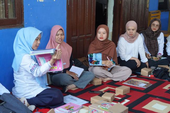 Kegiatan supervisi layanan program KIA-Gizi dalam pengelolaan Posyandu di Desa Pulantan, Kecamatan Awayan . Foto: Mc.Balangan.