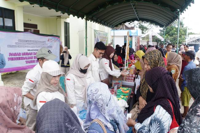 Pasar murah Disperindag Balangan di Kecamatan Juai
