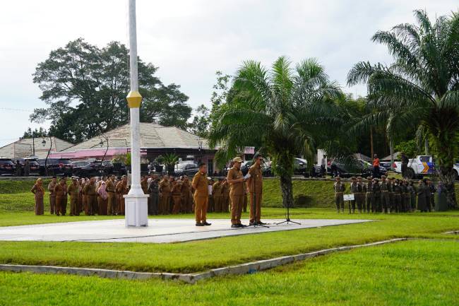 Bupati Balangan, Abdul Hadi, pimpin apel gabungan lingkup Pemkab Balangan. - Foto: Mc.Balangan