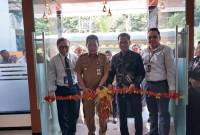 Bupati Balangan saat melakukan pemotongan pita sebagai tanda diresmikan Hotel Ar Raudah Syariah. - Foto: Mc.Balangan