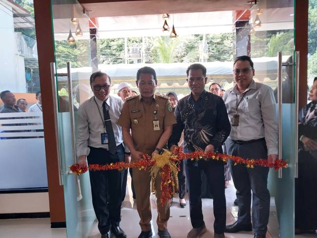 Bupati Balangan saat melakukan pemotongan pita sebagai tanda diresmikan Hotel Ar Raudah Syariah. - Foto: Mc.Balangan