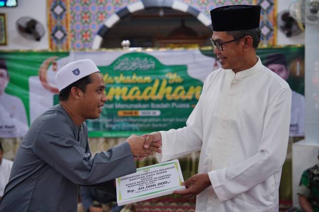 Penyerahan bantuan hibah kepada salah satu penerima oleh Wakil Bupati Balangan.