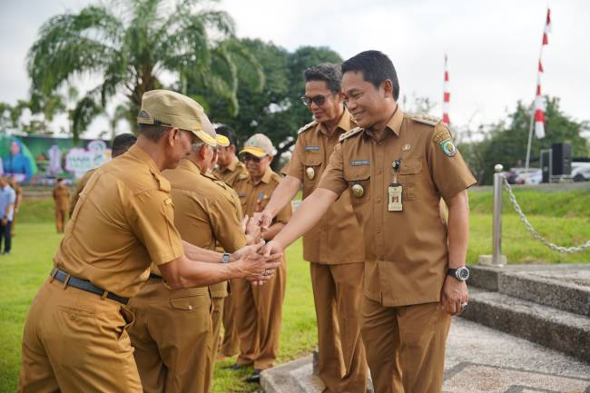 Bupati Abdul Hadi didampingi Wakil Bupati Balangan, Akhmad Fauzi saat melaksanakan halalbihalal bersama seluruh jajaran ASN dan Non ASN di lingkup Pemkab Balangan.
