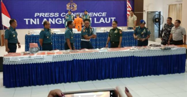 Penyidik Detasemen Polisi (Denpom) Lanal Banjarmasin menyerahkan berkas perkara dan tersangka Jumran, untuk proses hukum selanjutnya ke Oditurat Militer (Otmil) III-15 Banjarmasin, Selasa (8/4/2025) SuarIndonesia/DO))