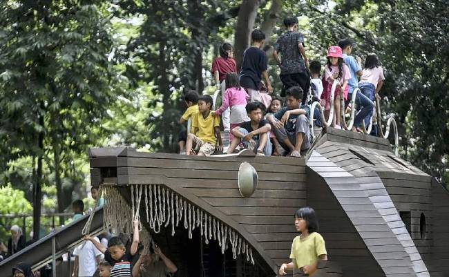 Foto Ilustrasi sejumlah anak bermain di area bermain saat berkunjung ke Tebet Eco Park, Jakarta, Kamis (3/4/2025). (Foto: ANTARA/Hafidz) 