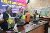 Kapolres Hulu Sungai Selatan AKBP Muhammad Yakin Rusdi (tengah) menunjukkan barang bukti kasus persetubuhan terhadap anak yang ungkap kasus tindak pidana persetubuhan dan pencabulan anak di bawah umur di Kandangan, Kalimantan Selatan, Senin (28/4/2025).(Foto: ANTARA/Fathur)