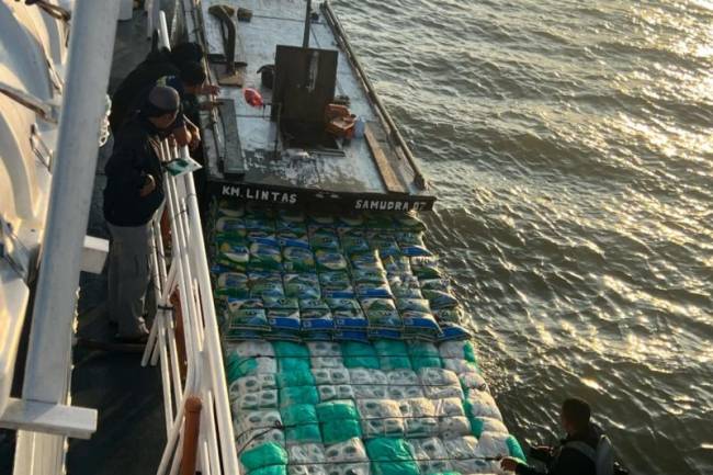 Bakamla RI melalui unsur kapal patroli KM Gajah Laut-404 berhasil menggagalkan upaya penyelundupan ratusan karung beras dan gula pasir asal Malaysia di perairan Sei Nyamuk Sebatik, Nunukan, Kalimantan Utara, Minggu (27/4/2025). (Foto: ANTARA/HO-Humas Bakamla RI)