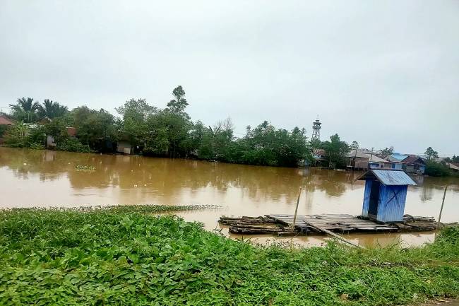 Daerah Aliran Sungai (DAS) Riam Kiwa Kabupaten Banjar Kalimantan Selatan kembali banjir, Minggu (6/4/2025) lalu. (Foto: ANTARA/Syamsuddin H)