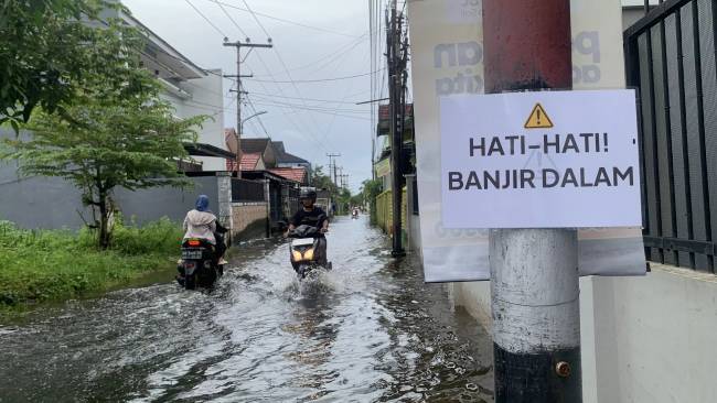 Banjir melanda kawasan kota Banjarmasin akibat pasang permukaan air (rob). (Foto: Istimewa)