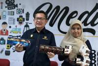 Kepala Seksi Humas DJBC Kalimantan Bagian Barat, Murtini dan Kepala Bidang Fasilitas Kepabeanan dan Cukai DJBC Kalbagbar, Beni Novri menunjukkan rokok ilegal,, Rabu (23/4/2025). (Foto: ANTARA/Rendra Oxtora)