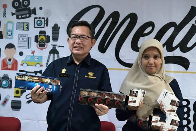 Kepala Seksi Humas DJBC Kalimantan Bagian Barat, Murtini dan Kepala Bidang Fasilitas Kepabeanan dan Cukai DJBC Kalbagbar, Beni Novri menunjukkan rokok ilegal,, Rabu (23/4/2025). (Foto: ANTARA/Rendra Oxtora)