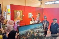 Wakil Menteri Dalam Negeri RI Bima Arya Sugiarto saat mengagumi lukisan pasar terapung di Pameran Seni Rupa bertema 