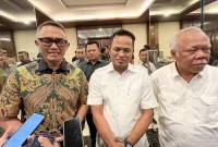 (dari kiri ke kanan) Wakil Kepala BIN Komjen Imam Sugianto, bersama Gubernur Kaltim Rudy Mas'ud dan Kepala OIKN Basuki Hadimuljono saat diwawancarai wartawan sejumlah media Kota Balikpapan, Provinsi Kaltim. (Foto: ANTARA/M Solih Januar)