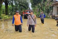 Tim gabungan dari berbagai unsur saat akan menyalurkan bantuan logistik untuk korban banjir di Desa Karang Jinawi, Sepaku, PPU, Kaltim Rabu (9/4). (Foto: ANTARA/HO BPBD Kabupaten PPU)