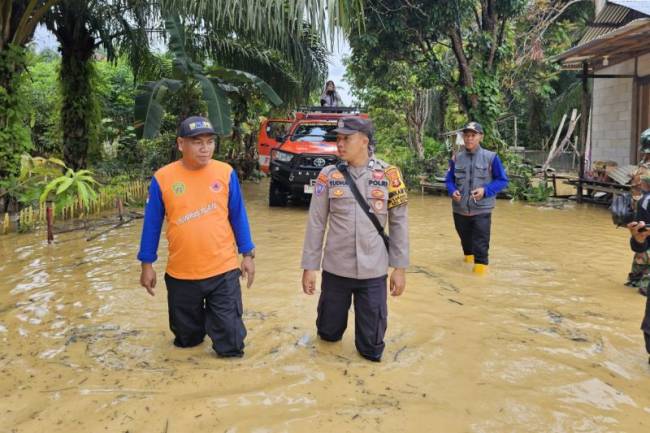 Tim gabungan dari berbagai unsur saat akan menyalurkan bantuan logistik untuk korban banjir di Desa Karang Jinawi, Sepaku, PPU, Kaltim Rabu (9/4). (Foto: ANTARA/HO BPBD Kabupaten PPU)
