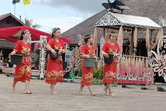 Atraksi budaya Dayak masyarakat di Kelurahan Pampang, Samarinda, Kaltim. (Foto: ANTARA/Ahmad Rifandi)