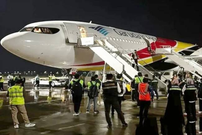 

Saat jemaah haji Embarkasi Banjarmasin, Kalsel diberangkatkan ke tanah suci pada musim haji 2024. (Foto: Dokumentasi ANTARA)