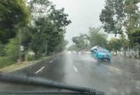 Warga melintasi salah satu jalan raya di Kota Palangka Raya. (Foto: ANTARA/Rendhik Andika)