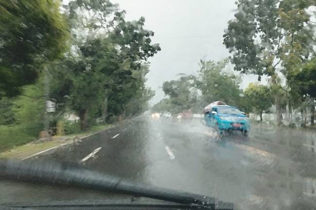 Warga melintasi salah satu jalan raya di Kota Palangka Raya. (Foto: ANTARA/Rendhik Andika)