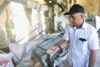 Kepala Perum Bulog Kantor Cabang Kotawaringin Timur (Kotim) Muhammad Azwar Fuad meninjau aktivitas penggilingan di Desa Lampuyang belum lama ini. (Foto: Dok ANTARA/Norjani)