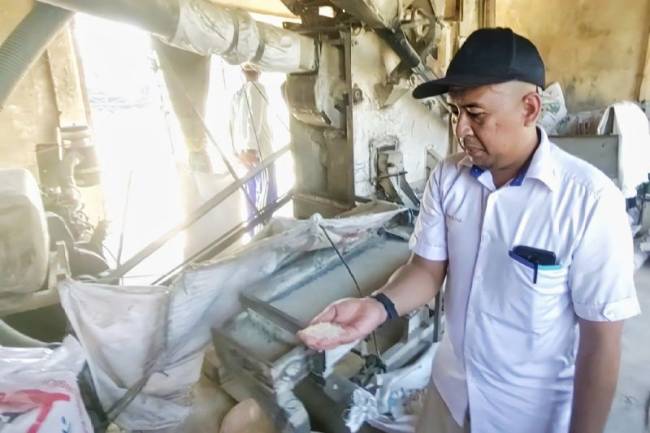 Kepala Perum Bulog Kantor Cabang Kotawaringin Timur (Kotim) Muhammad Azwar Fuad meninjau aktivitas penggilingan di Desa Lampuyang belum lama ini. (Foto: Dok ANTARA/Norjani)