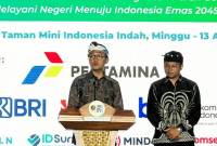 Wakil Menteri Badan Usaha Milik Negara (BUMN) Aminuddin Ma'ruf (kiri) memberikan sambutan dalam Puncak Dharma Santi BUMN 2025 di Jakarta, Minggu (13/4/2025). ANTARA/Harianto)