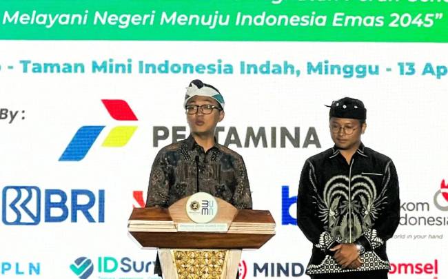 Wakil Menteri Badan Usaha Milik Negara (BUMN) Aminuddin Ma'ruf (kiri) memberikan sambutan dalam Puncak Dharma Santi BUMN 2025 di Jakarta, Minggu (13/4/2025). ANTARA/Harianto)