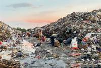 Salah satu masyarakat memilah sampah yang menggunung di Tempat Pemrosesan Akhir Sampah Basirih, Banjarmasin, Senin (14/4/2025). (Foto: ANTARA/Latif Thohir)