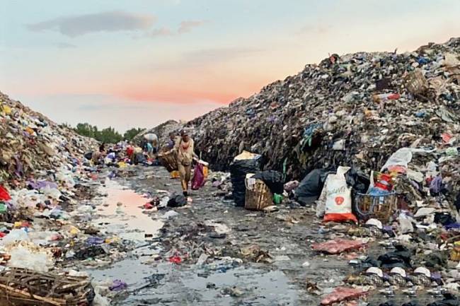 Salah satu masyarakat memilah sampah yang menggunung di Tempat Pemrosesan Akhir Sampah Basirih, Banjarmasin, Senin (14/4/2025). (Foto: ANTARA/Latif Thohir)