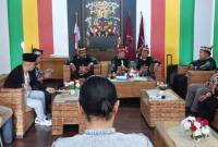 Prosesi sidang adat terhadap Syaifulah oleh mantir adat di Betang Hapakat, Kota Palangka Raya, Selasa (22/4/2025). (Foto: ANTARA/Rajib Rizali)