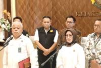 Ketua Dewan Pers, Ninik Rahayu (kanan depan), bersama Kepala Pusat Penerangan Hukum (Kapuspenkum) Kejaksaan Agung, Harli Siregar (kiri depan), dan jajaran dari Puspenkum Kejaksaan Agung serta Dewan Pers memberikan keterangan kepada awak media di Gedung Utama Kejaksaan Agung, Jakarta, Selasa (22/4/2025). (Foto: ANTARA/Nadia Putri Rahmani)