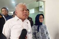 Kepala Pusat Penerangan Hukum (Kapuspenkum) Kejagung Harli Siregar (kanan) dan Ketua Dewan Pers Ninik Rahayu (kiri) berbicara dengan awak media di Gedung Dewan Pers, Jakarta, Kamis (24/4/2025). (Foto: ANTARA/Nadia Putri Rahmani)