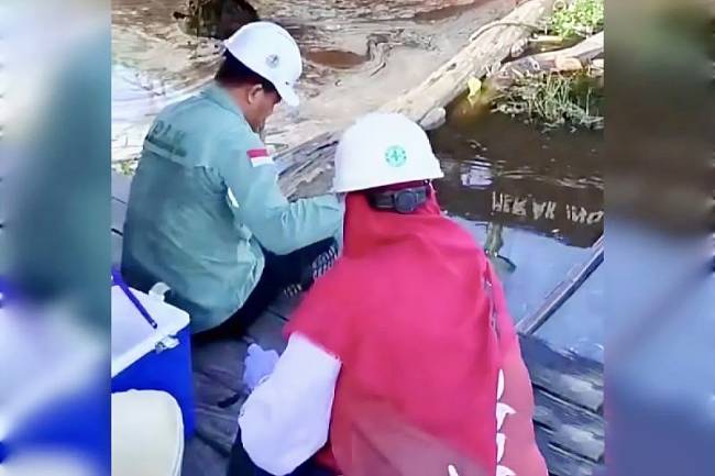 
Tim DLH Kotim mengambil sampel air diduga tercemar di Sungai Mentaya, Kecamatan Mentawa Baru Ketapang, Jumat (25/4/2025) lalu. (foto: ANTARA/HO-DLH Kotim)