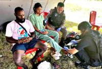 Tim Satgas Damai Cartenz mengobati pasutri yang sempat disandera oleh KKB di Lokasi 22, Kabupaten Yahukimo, Papua Pegunungan, Minggu (6/4/2025). (Foto: ANTARA/HO-Satgas Damai Cartenz)