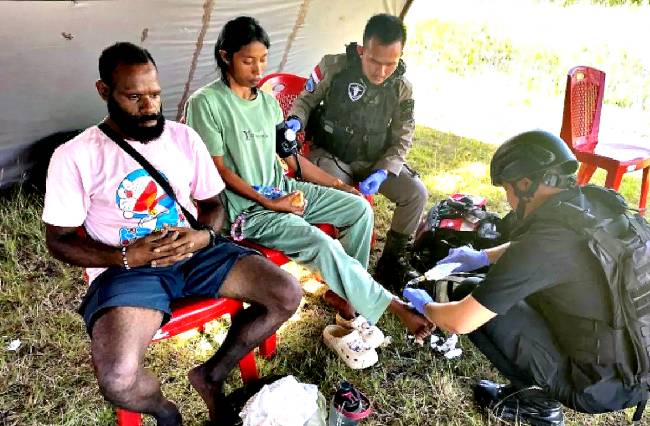 Tim Satgas Damai Cartenz mengobati pasutri yang sempat disandera oleh KKB di Lokasi 22, Kabupaten Yahukimo, Papua Pegunungan, Minggu (6/4/2025). (Foto: ANTARA/HO-Satgas Damai Cartenz)