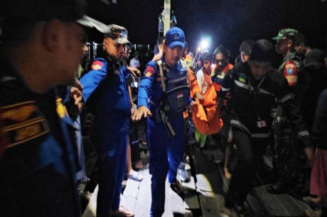 Petugas mengevakuasi kedua korban tewas tenggelam di DAS Kapuas, Kamis (10/4/2025). (Foto: ANTARA/HO-Polres Kapuas)