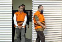 Tersangka kasus dugaan korupsi jual beli gas antara PT PGN dan PT IAE; Direktur Komersial PT PGN pada 2016-2019 Danny Praditya (kiri), dan Komisaris PT IAE pada 2006-2023 Iswan Ibrahim saat ditampilkan dalam konferensi pers di Gedung Merah Putih KPK, Jakarta, Jumat (11/4/2025). (Foto: ANTARA/Rio Feisal)