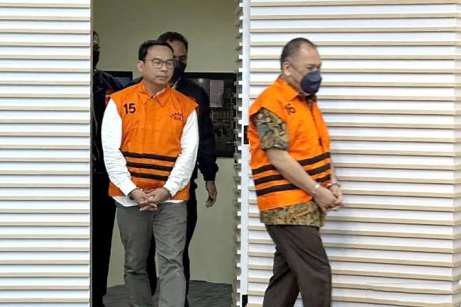 Tersangka kasus dugaan korupsi jual beli gas antara PT PGN dan PT IAE; Direktur Komersial PT PGN pada 2016-2019 Danny Praditya (kiri), dan Komisaris PT IAE pada 2006-2023 Iswan Ibrahim saat ditampilkan dalam konferensi pers di Gedung Merah Putih KPK, Jakarta, Jumat (11/4/2025). (Foto: ANTARA/Rio Feisal)