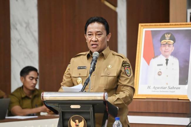 
Wakil Gubernur Kalimantan Tengah Edy Pratowo saat memberikan sambutan selaku Ketua Tim Percepatan Penurunan Stunting (TPPS) Kalteng di Palangka Raya, Senin (14/4/2025). (Foto: ANTARA/HO-Biro Adpim Pemprov Kalteng)